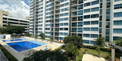 Apartamento en arriendo en Conjunto Sorrento – Miramar, Barranquilla

Disfruta de la comodidad, el diseño y la tranquilidad que ofrece vivir en Sorrento Miramar, un conjunto residencial moderno en una de las zonas con mayor desarrollo y valorización de Barranquilla.

 Apartamento casi nuevo, en excelente estado y listo para entrega inmediata, con un área de 77 m² y estrato 4. Cuenta con 3 habitaciones (principal con vestier y baño privado), 2 baños familiares, sala-comedor amplia, balcón con vista interior hacia la piscina, zona de labores y cocina integral equipada. Su ubicación lado sombra garantiza frescura y confort durante todo el día. Incluye 1 garaje cubierto.

Vive rodeado de zonas diseñadas para tu bienestar y el de tu familia: piscina, jacuzzi, salón social, zonas verdes, sala de cine, gimnasio dotado, juegos infantiles y recepción tipo lobby, todo dentro de un entorno seguro y vigilado 24 horas. Un espacio pensado para disfrutar de cada día con comodidad y estilo.

 Canon de arriendo: $2.500.000 (incluye administración).
Ideal para cliente independiente que busca un apartamento moderno, funcional y con excelente ubicación en Miramar, Barranquilla.
Agenda tu cita hoy mismo y conoce esta gran oportunidad en Conjunto Sorrento.
