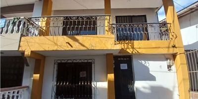 Arriendo apartamento en el barrio Niño Jesus con una rea aproximada de 90 m2

Cuenta con 4 habitaciones, 4 baños, sala comedor, cocina semi integral, zona humeda y balcon 

en un barrio residencial, con aseso pavimentado, cernao jardines infatiles y super mercados 
