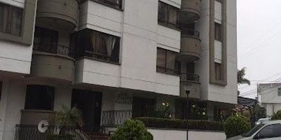 Apartamento para ARRIENDO en sector exclusivo de la ciudad. 120 M2,  3 habitaciones mas habitación de servicio con baño privado,  parqueadero privado cubierto, excelentes acabados, portería. Cerca a vías principales, centros comerciales, universidades, parques y más sitios de interés.  