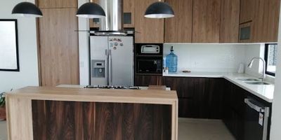 Espectacular casa campestre para la venta, cuenta con 3 habitaciones con closet, habitación del servicio, estudio, 4 baños, cocina integral con isla, parqueadero cubierto para 4 carros, y patio. Si deseas mas información contáctanos!!