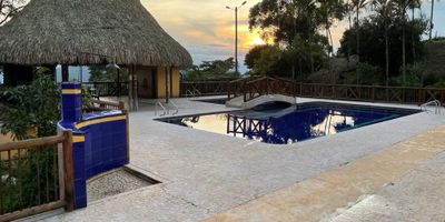 VENDO ESPECTACULAR FINCA EN VENECIA  : CONSTA DE 5 cuadras ; CON casa principal con piscina turco y sauna lago de pesca y pesebreras la casa tiene 9 habitaciones es estilo
Mexicana ; con  Dos kioskos grandes para TV y diversión ; precio pedido $3.500 millones

validar el metraje construido en la casa