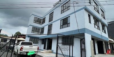 "¡EXCELENTE OPORTUNIDAD DE INVERSIÓN EN SANTA ROSA!  La propiedad consta de 5 apartamentos, cada uno de ellos cuenta con dos alcobas, baño, sala-comedor, zona de ropas.
Apto 101: 49 m2 
Apto 201: 58 m2
Apto 202: 57 m2
Apto 301: 57 m2
Apto 302: 60 m2
2 locales comerciales, el # 1 cuenta con 20 m2 de área y el # 2 con 23 m2.
El área adicional corresponde al parqueadero 64 m2.
