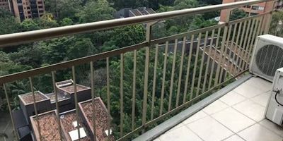  Apartamento en Arriendo 2 Alcobas 3 Baños 2 Parqueaderos Unidad Cerrada Canon de arrendamiento $8.000.000Exclusivo apartamento en arriendo, ideal para quienes buscan comodidad, seguridad y un estilo de vida moderno. Área amplia y luminosa, con excelente distribución. 2 alcobas, cada una con baño privado y amplios clósets. 3 baños en total, incluyendo baño social. Cocina integral moderna, abierta tipo americana. Zona de ropas independiente. 2 parqueaderos privados cubiertos. Ubicado en una unidad cerrada con vigilancia 247, zonas verdes, salón social, gimnasio, piscina y más. Perfecto para familias o ejecutivos que buscan confort y una ubicación estratégica. Consulta ubicación exacta y agenda tu cita para conocerlo.