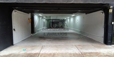 ¿Buscas un espacio comercial estratégicamente ubicado en Medellín? ¡Este es el lugar que has estado esperando! Ubicado en el dinámico barrio de Loma San Julián, este local de 363 m² te ofrece una oportunidad inmejorable para hacer crecer tu negocio.
Con dos cómodos baños y un práctico parqueadero, este espacio te brinda la comodidad y facilidad que necesitas para que tus clientes se sientan a gusto. Además, la cercanía a prestigiosos colegios y centros comerciales, así como la excelente conexión con el transporte público, lo convierten en el lugar ideal para tu próximo emprendimiento.
Construido con piso de concreto reforzado, este local comercial cuenta con una sencilla pero funcional cocina, ofreciendo versatilidad para adaptarlo a tus necesidades específicas. Imagina las posibilidades: una tienda de ropa, un restaurante, un centro de belleza o incluso una oficina corporativa. ¡Las opciones son infinitas!
No dejes pasar esta oportunidad única de establecerte en uno de los barrios más