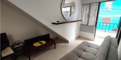 CÓDIGO VTA: 2320

Salón comedor, 2 alcobas, 1 closet, cocina sencilla, alacenas, red de gas, lavadero, terraza, balcón, piso clase cerámica, obra blanca, 1 baño cabinado, 1 lavamanos.

MAYOR INFO: 311 3391157

Área 55.5 mts aprx

Estrato 3

Puntos de referencia: Zona Comercial La Campiña / Brosty Combo / Urb. Claro Verde
