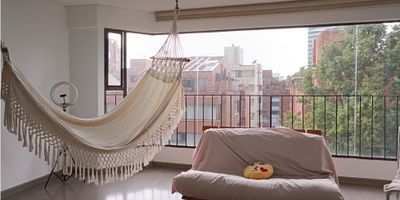 CODIGO 954FR6504

Se vende Increible APARTAMENTO en Chicó Norte, iluminado, con ilumniación completa de la tarde, remodelado parcialmente. Al ingresar encontramos un pasillo el cual distribuye a un costado la zona social y al otro costado la zona privada del apartamento. Encontramos así: Sala y comedor, estudio y cocina, cuarto y baño de servicio, y un baño social. En la zona privada del apartamento encontramos: tres habitaciones y dos baños, cada habitación tiene closets de buen tamaño, y además, en la habitación principal un walking closet.

El apartamento ocupa la mitad del sexto piso del edificio (casi 140m2) permitiéndole una vista e iluminación privilegiada. Tiene dos parqueaderos y un depósito en sótano. El Edificio cuenta con un ascensor y vigilancia 24h. La privacidad es envidiable.

Se aceptan permutas o apartamentos en parte de pago
