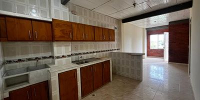 Se alquila amplio apartamento en tercer piso, de dos habitaciones en el barrio san Carlos, con un área de 48 mt2.

El apto en estrato 3, cuenta con dos habitaciones sin closet, sala comedor, cocina sencilla con instalación de gas natural, un baño y espacio para parquear una moto en el ante jardín.
