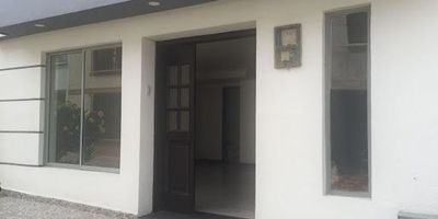 Sector Gamma Pereira, espectacular casa en conjunto cerrado para la VENTA! 216 mts construidos.                                                                                              -Primer piso: sala comedor, un baño social, un cuarto útil, un patio interno, cocina integral 
- Segundo piso: una habitación con closet y baño privado, dos habitaciones con closet, un baño, un estudio 
- Tercer piso: una habitación principal con balcón, baño y vestier, una habitación sencilla, un patio de ropas. El conjunto cuenta con vigilancia y monitoreo de cámaras las 24h, zonas verdes, área social, área de parqueadero para automóviles y motos, cancha de fútbol, cancha de baloncesto y parque con juegos infantiles