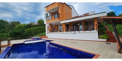 En el corazón del Eje Cafetero, descubre esta hermosa casa campestre, con diseño a desnivel y espacios con carácter definido, aprovechando al máximo la topografía del lote, privilegiando la vista, la ventilaciòn natural y el entorno campestre.

El acceso se realiza por el nivel intermedio (nivel 1), lo que permite una circulación fluida y cómoda hacia los otros espacios: ya sea subiendo al área privada o bajando a las zonas sociales y de esparcimiento.

Al ingresar, te recibe el lobby y una elegante escalera de diseño curvo, descansada y de pocos pasos, que marca el acceso al  segundo nivel  en el cual se encuentra la alcoba principal, con amplio baño y vestier independiente y ademàs, un balcón con una vista privilegiada hacia Cerritos.

El primer nivel, que es el de acceso, se divide en tres zonas. Zona de servicio compuesta por cocina semi abierta en L, amplia zona de ropas y alcoba de servicio completa. Comedor principal y auxiliar tipo terraza, asì como baño social y finalmente, zona privada, compuesta por 2 alcobas con baño, una de ellas con balcòn y además, un family room que bien puede convertirse en alcoba de huéspedes o una cuarta alcoba, si se requiere.

En el subnivel, se encuentra un estudio, biblioteca u oficina, y la sala con doble altura se conecta sutilmente con la terraza cubierta.

Tiene piscina horizonte infinito, jacuzzi y solarum para disfrutar los mejores atardeceres.

Tambièn cuenta con bbq, sala de gimnasio con baño privado y un espacio multifuncional independiente.

Su fachada es tradicional contemporánea, conservando la arquitectura de la regiòn.


 
