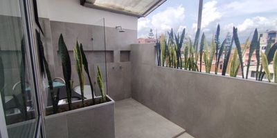 Aparta estudio Moderno y Acogedor en el Corazón de La Milagrosa, Medellín
¿Buscas un espacio que se adapte a tu estilo de vida dinámico y eficiente? Presentamos este impresionante aparta estudio ubicado en el encantador barrio de La Milagrosa, Medellín. Con 50 m² de diseño funcional y elegante, este hogar es la solución perfecta para quienes buscan comodidad, conveniencia y un toque de estilo.
Disfruta de una alcoba cómoda y acogedora, donde podrás descansar y relajarte después de un día ajetreado. El baño moderno y bien equipado te brindará la privacidad y comodidad que mereces. Dos amplios closets te ofrecen espacio de sobra para organizar tus pertenencias.
La cocina integral, con su diseño vanguardista, te permitirá preparar deliciosas comidas en la comodidad de tu hogar. La sala comedor, con su distribución práctica, es el escenario perfecto para disfrutar de momentos de relajación o recibir a tus invitados.
Ubicado estratégicamente, este aparta estudio te brinda la oportunidad de 