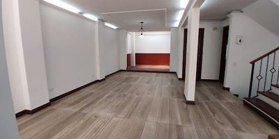 SE VENDE HERMOSA CASA EN SECTOR EXCLUSIVO DE LA CIUDAD, CERCA A MEGACENTRO PINARES, ZONA DE RESTAURANTES Y CENTRO COMERCIAL.