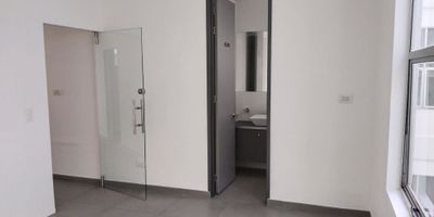 Arriendo excelente consultorio Medico muy bien ubicado piso cuarto, cuenta con baño y parqueadero,  ascensor privado para los medicos y dos ascensores para  pacientes.  Adicional tiene una cafeteria dentro del edificio en el primer piso (oma).  Parquederos publicos para visitantes, sobre la calle  ciento diez y seis,  valor del canon con el iva incluido . mas valor administracion. LG 405
