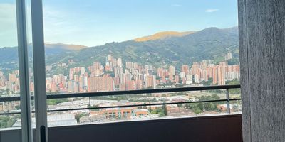 Apartamento para arrendar en la torre 1 piso 16 en la estrella, el canon es un valor de $2’700.000 mensual, 
Zonas y detalles internos
1 habitación principal con clóset grande y baño con cabina - ventana con vista 
2 habitaciones con clóset - ventana con vista 
Área de estudio o librería 
1 baño social con cabina 
Sala-Comedor (elegante pared en lienzo concreto)
Cocina integral full equipada (extractor y horno) + barra americana moderna
Zona de lavado
Gas natural-calentador de agua
Balcón espacioso con una increíble! vista a la ciudad y a portería (63 metros cuadrados total del interior del apto).
Zonas comunes 
Cuenta con su parqueadero privado para carro o moto, salón social, zona BBQ, piscina(niños y adultos) zonas verdes, bancas de jardin-juegos infantiles, área de entrenamiento(gimnasio).