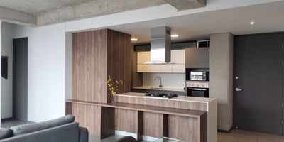 Apartamento AMOBLADO en arriendo en unidad cerrada ubicada en sector residencial, entorno tranquilo, de poco flujo vehicular, con conexión a rutas de transporte púbico, cerca a hoteles, restaurantes, centros comerciales, de fácil acceso a las avenidas principales y gran variedad de servicios complementarios de la zona. Piso en porcelanato, sala comedor, estar de TV, 2 alcobas con vestier y baño en la principal, baño en cada alcoba, baño social, cocina integral abierta tipo americano, zona de ropas, balcón y parqueaderos lineales cubiertos Conjunto cerrado con ascensores, piscina, gimnasio, salón social, sauna, turco, zonas verdes, vigilancia y portería 24 horas y circuito cerrado de TV. inmuebles sujetos a verificacion de disponibilidad