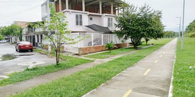 Se vende casa esquinera, vivienda y comercio barrio Reserva de la Italia, ubicada en zona sur de la ciudad de Palmira, área de lote de 149.899 m2, área construida de 128 m2, lote de forma trapezoidal. Cuenta  con alto potencial residencial y comercial, ubicada en una zona estratégica, rodeada de un hermoso entorno arborizado y zonas verdes, justo en frente de una cancha deportiva donde se realizan diferentes eventos . La propiedad cuenta con dos apartamentos independientes en el 2 piso, ideales para vivienda familiar o renta, además de dos locales comerciales en el primer piso que también pueden ser modificados fácilmente para adaptarlos como apartamentos adicionales. Dispone de una terraza completamente lista para construir, lo que permite seguir ampliando y aumentando el valor del inmueble. En el antejardín hay espacio suficiente para parquear dos carros y  motos. Gracias a su ubicación en esquina, la casa goza de excelente iluminación natural y gran visibilidad, lo que la hace perfecta tanto para vivir como para desarrollar proyecto de inversión.