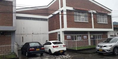 Bodega bien ubicada, al frente del centro comercial el progreso, con excelentes vias de acceso y facil ubicacion, cuenta con bahia de parqueo y 3 baños.