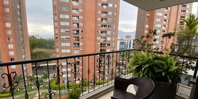 Sector Pinares espectacular apartamento en unidad cerrada para la VENTA! 234 mts construidos, 4 Alcobas, 4 baños, 2 balcones, terraza, 3 parqueaderos cubiertos. Excelente ubicación, cerca a clínicas, parques, centros comerciales, vías principales. 