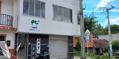 Vendo Apartamento, el cual hace parte de un edificio de 3 pisos, esquinero, exterior, consta de Sala-comedor, hall, 3 alcobas con closet, la principal con baño, un baño auxiliar, balcón, cocina integral y zona de ropas. No tiene parqueadro.
