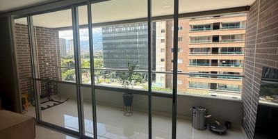 arriendo apartamento en ciudad del rio, cuenta con 131 metros, 3 alcobas cada una con su baño y Vestier, sala comedor, estudio, balcón grande, doble parqueadero, unidad super completa y una ubicación central.