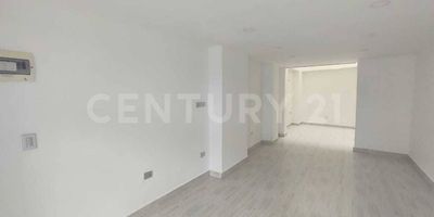 Cuenta con 50 m2. Posee 1 ambiente, 2 baños social, piso en cerámica, puerta persiana, red de gas, energía 110V e iluminación LED.

Se encuentra a tres cuadras del primer parque de Laureles, al Mall de Laureles, a Viva Laureles, a pocas cuadras de la Av 80. Esta en una zona la zona residencial, cercano a restaurantes,  carnicerías, supermercados y fruvers.  Fácil acceso a diversas rutas de transporte publico, metro de la 80 e integrados del metro.