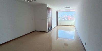 Se arrienda oficina de 30 m² en Laureles, ubicada sobre la Avenida 33, en un edificio empresarial con excelente proyección y fácil acceso a transporte público, comercios y servicios. El espacio cuenta con baño privado, cocineta interna y parqueadero, ofreciendo comodidad y funcionalidad para tu negocio. El edificio dispone de vigilancia 24 horas y acceso controlado, lo que garantiza seguridad en todo momento. Una excelente opción para profesionales o empresas que buscan un lugar estratégico y bien ubicado en el occidente de Medellín. ¡Contáctanos y agenda tu visita hoy mismo!