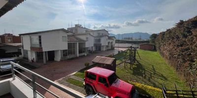 [VEN] ID HOUM: 160625

En Houm te ayudamos de forma fácil y segura. Los beneficios de comprar con nosotros:
    • Te ayudamos a conseguir financiamiento a través de una asesoría personalizada
    • Mediación y seguimiento de todo el proceso
    • Ponemos a tu disposición profesionales en notariado, registro y asesoría jurídica
¡Solo te preocupas de las firmas!

Casa en venta, ubicada en el barrio El Cairo, con una superficie construida de 204.00 m² y superficie total de 204.00 m². 

Sus principales características son:

    • 4 dormitorios
    • 4 baños
    • Admite mascotas
    • 2 parqueaderos
    • Año de construcción: 2010
    • Bodega
            
Además, el inmueble cuenta con las siguientes amenidades:

    • Zona de juegos
    • Zona de asadores

Si compras con nosotros, te brindamos asesoría personalizada durante todo el proceso.
Más que una inmobiliaria, somos Houm.
*Aplican T&C