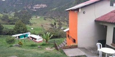 Finca con área de terreno de ocho mil doscientos dieciocho mts cuadrados, construcción doscientos ochenta y seis mts cuadrados dos plantas, tres terrazas, parqueadero para diez  carros, salón de treinta y cinco mts cuadrados con chimenea, salón taller , salón múltiple, tanque de reserva de agua de dos mil lts, pozo séptico, alcantarillado, caballerizas con bodega