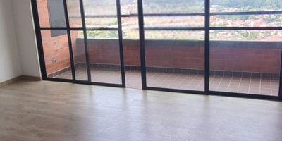 Se vende moderno apartamento ubicado en el sector Barro Blanco de Rionegro. La propiedad cuenta con tres habitaciones, dos de ellas con vestier y una con closet, tres banos, cocina semintegral, zona de ropas, parqueadero y cuarto util. La unidad residencial ofrece completas zonas comunes que incluyen gimnasio, juegos infantiles, coworking, pista para mascotas, salon social, turco y amplias zonas verdes, brindando un entorno ideal para el bienestar y la comodidad de toda la familia