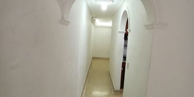 Salón comedor 
3 Alcobas c/u closets 
3 Baños cabinados 
Cocina semi integral 
Red de gas 
Zona de ropas 
Calentador a gas 
Patio 
Parqueadero descubierto 
Piso cerámica 