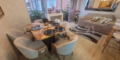 Venta de hermoso apartamento ubicado en uno de los conjuntos mas nuevos y exclusivos de la FELICIDAD "LA CIMA-CONSTRUCTORA COLPATRIA" ; piso 9no con vista panoramica; el apartamento consta de un area construida de 98mt2 que se distribuyen de la siguiente manera: cocina tipo americano, 2 baños completos y 1 medio baño, sala comedor con chimenea y balcon , 3 habitaciones ( la principal con walk in closet ) , estudio , zona de ropas independiente y 1 parqueadero. El apartamento se entrega con lamparas, cortinas y muebles empotrados en estudio y habitación principal.
El conjunto cuenta con piscina climatizada, gimnasio, senderos, parque infantil, lobby tipo hotel y salon comunal.
ubicado en uno de los sectores mejor valorizados en Bogota , cerca al exito, los 3 elefantes , multiplaza, hayuelos y el eden. Sus vias de acceso son por la av Boyaca, calle 26, av la esperanza y calle 13.
No te pierdas esta gran oportunidad ! agenda tu cita.