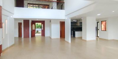 Casa Dúplex en Arriendo – Parcelación La Suiza, La Tablaza
Esta espectacular casa dúplex en la exclusiva Parcelación La Suiza, sector La Tablaza, es la elección perfecta para quienes buscan amplitud, confort y un entorno natural privilegiado. Su diseño moderno y elegante, junto con sus amplios espacios interiores y exteriores, la convierten en un lugar ideal para disfrutar con familia y amigos en total tranquilidad.La propiedad cuenta con una construcción de 385 m² sobre un lote de 3.700 m², rodeado de zonas verdes y una vista inigualable. Dispone de 4 habitaciones, todas con baño privado, clóset y salida a terraza, además de 5 baños en total y una alcoba de servicio con baño independiente.Su interior ofrece una amplia sala comedor, cocina integral equipada con estufa y horno, dos estudios, zona y patio de ropas, cuarto útil y un cuarto de juegos ideal para el entretenimiento. También cuenta con 3 terrazas perfectas para disfrutar del paisaje, y 4 parqueaderos para mayor comodidad.La p