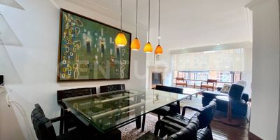 Descubre tu próximo hogar en la exclusiva zona de Rosales 

Al entrar, serás recibido por un acogedor estudio a mano izquierda, ideal para trabajar o relajarte. Avanza hacia una cocina moderna,  conectada al área de lavandería, muy funcional.

La amplia sala-comedor comparte un mismo ambiente, realzado por una decoración elegante y bien pensada que invita a disfrutar del espacio. El apartamento cuenta con dos habitaciones: la principal con walking closet y la auxiliar con clóset, ambas cómodas y bien iluminadas.

Además, hay un baño completo que funciona como social y sirve a la habitación secundaria. Como valor agregado, el apartamento incluye depósito y parqueadero, asegurando orden y comodidad en tu día a día. Se arrienda completamente amoblado.