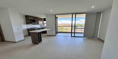 Codigo 28799. ? Apartamento en arriendo ubicado en Rionegro sector Barro Blanco? Características• 2 habitaciones (principal con vestier y baño privado)• 2 baños completos con cabina en vidrio templado• Sala – comedor amplia e iluminada• Cocina integral abierta (cubierta a gas, campana y mesón en Quarztone)• Zona de ropas independiente• Balcón con vista despejada• Parqueadero sencillo + cuarto útil• Red de gas y servicios públicos• Área construida: 63 m²? DescripciónDisfruta de un entorno moderno y natural en este apartamento en arriendo ubicado en el sector Barroblanco de Rionegro. Con espacios bien distribuidos y acabados de calidad, este hogar ofrece confort y funcionalidad. La habitación principal cuenta con vestier y baño privado, mientras que la cocina tipo americana conecta con la zona social, creando un ambiente ideal para compartir en familia.? Entorno– A pocos minutos de Llanogrande, El Carmen de Viboral y el Aeropuerto José María Córdova– Cercano a colegios, supermercados y centros comerciales– Rodeado de zonas verdes y gran proyección de valorización en el sector? Zonas comunesSeguridad 24/7 y lobby • Piscinas para adultos y niños• Gimnasio • Salón social • Parque infantil y salón de juegos • Coworking • Zonas verdes y zona de mascotas • Parqueadero de visitantes • 2 ascensores por torre? NotaCanon mensual: $2.580.000Inmueble nuevo en excelente estado, listo para entrega inmediata.✨ Agenda tu visita con Grupo Santamaría y conoce tu próximo hogar en Rionegro.