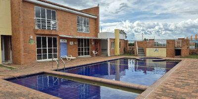 VENDO CASA UBICADA EN UNIDAD SENDEROS DE EUCALIPTO

Amplia Casa ubicada en unidad cerrada con pisicna, salon social, gimnacio, zonas verdes, juegos infantiles, cancha de futbol.

Sector muy tranquilo, rodeado de mucha naturaleza, muy cerca al Centro Comercial Terraplaza, Supermercados (La Montaña, Ara, D1, Plazita), colegios, muy buen transporte.

La casa esta distribuida asi:

- Piso 1: Amplia sala- comedor, cocina integral, amplio patio, area de ropas, habitacion del servicio con baño privado,  baño social, Parqueradero para 2 carros techado, antejardin.

- Piso 2: 3 habitaciones amplias con closet (ppal con baño privado y vestier), amplio star de tv, baño para habitaciones auxiliares

- Piso 3: Altillo que puede ser una habitacion adicional o estudio

Casa en perfecto estado

Valor: 580 millones