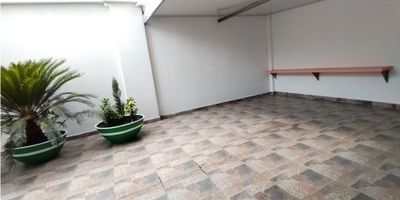 Ubicado en Versalles cuenta con buena ubicación, cerca avenida 6, dóllar City, droguerías comfandi, bancos  cuente o un área de 140Mtr, aire acondicionado central, sala de juntas baños mixto. Cocineta patio, parqueadero 1,horario de lunes a viernes de 7.30a 6 y sábados de 7.30a 1pm

EN EL CANON ESTA INCLUIDO EL IVA Y LA ADMINISTRACION

WV

 
