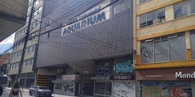 Excelente Local Comercial en Chapinero Central ubicado estratégicamente en el reconocido Centro Comercial Aquarium, este local dúplex de 24 m cada nivel, cuenta con acceso exterior directo desde la Calle 60, garantizando alta visibilidad y flujo peatonal, Ubicación privilegiada cercano a importantes vías como la Carrera 11, Carrera 7 y Avenida Caracas, a solo unos pasos de la estación Transmilenio Calle 63, facilitando el acceso tanto para clientes como colaboradores. Entorno comercial activo a pocos metros de la Plazoleta de Lourdes, rodeado de bancos, restaurantes, comercio y servicios, ideal para negocios que buscan estar en el corazón comercial de Chapinero, con excelente conectividad y exposición. 