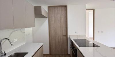 Apartamento en Arriendo Sajonia RionegroEn unidad cerrada con un área de 110 mt²2 Alcobas (Alcoba Principal con Vestier y Baño) 1 Baño Social, Balcón, Salón Comedor, Cocina Integral con Barra, Vista Panorámica, Zona de Ropas, Red de Gas y Calentador.1 Parqueadero y Cuarto Util.Conjunto cerrado con porteria 24 horas, Ascensor, Circuito Cerrado de TV, Citofono, Gimnasio,Jardin, Juegos infantiles, Salón Social y Zonas Verdes.Inmueble cercano a Instituciones Educativas, Transporte Publico, Parques Cercanos, Supermercados y Zona Residencial.