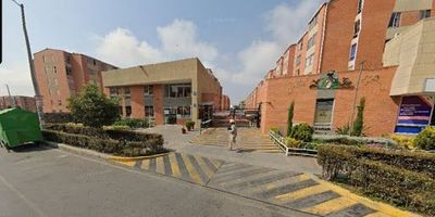 Se arrienda acogedor apartamento ubicado en Soacha, Cundinamarca. El inmueble cuenta con tres habitaciones, dos baños, sala, comedor, cocina funcional y zona de lavandería independiente, ideal para el bienestar y la comodidad de toda la familia. Está situado en una zona de fácil acceso, con rutas principales como la Autopista Sur y la Avenida Ciudad de Cali. A pocos minutos se encuentran las estaciones de TransMilenio Terreros y San Mateo, con un tiempo de desplazamiento estimado entre 30 y 45 minutos hacia Bogotá, según el tráfico. El sector ofrece cercanía a parques, centros educativos, zonas verdes y centros comerciales como Mercurio y Unisur, donde hay supermercados, bancos y espacios de entretenimiento. Cualquier información adicional contáctenos al 3162919402 o al correo luisa.salcedoinmobiliariabogota.com. El equipo de Inmobiliaria Bogotá está comprometido en ofrecerte una experiencia de vida excepcional desde el momento en que eliges formar parte de nuestra comunidad.