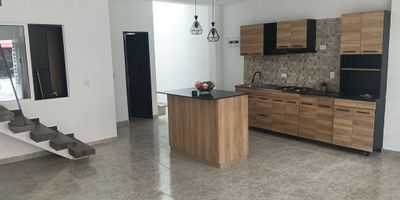 Casas en venta para estrenar en el barrio rincón del bosque en Palmira Valle.
Casa nueva de dos pisos con terraza.

Piso 1 encontrara  garaje amplio para vehículo, zona de sala y comedor, cocina integral con isla, una habitación amplia y un baño con ducha, patio de luz.

Piso 2 encontraras una zona para sala de TV, habitacion principal amplia con baño privado y clóset, 2 habitaciones auxiliares y un baño completo.

En el tercer piso se encuentra la Terraza y zona de lavado.

Excelentes acabados, casa moderna , con columnas y cimientos , barrio de alta valorización, cercano a zonas verdes, vías amplías y zonas comerciales.

Valor 420 millones.

Información adicional 
31.5.331.9.59.2 
