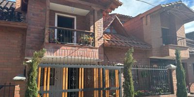 Casa en ARRIENDO/VENTA con 5 alcobas con closet, 3 baños, sala comedor, cocina integral, patio, 2 balcones, sala de tv, antejardín. Cuenta con un apartaloft al lado que renta $900.000, con baño y cocineta.