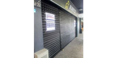 Se encuentra en Manila y cuenta con salón, baño y red de gas.
 En el Poblado barrio Manila de Medellin. Sector turistico Internacional.

? Local en Arriendo – Manila, Medellín

 

? Dirección: Carrera 43B #11A – 27, sector Manila, El Poblado.

? Área: 50 m²

✨ Características:

 

Excelente altura y frente comercial.

 

Ubicado contiguo a Tostao y D1.

 

Parqueaderos de conveniencia para clientes.

 

Zona de alto flujo peatonal y vehicular.

 

A pocos metros de la Inspección de Policía de El Poblado y cerca de desarrollos turísticos.

 

? Canon de arrendamiento: $7.000.000 (incluida administración).
