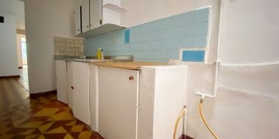 Apartamento disponible para arriendo en Envigado, Antioquia, ubicado en el barrio La Inmaculada, sector La Sebastiana. Este inmueble de 100 m² ofrece un espacio funcional con 3 habitaciones y 1 baño. Es de estrato 2 y presenta una antigüedad de 33 años. El canon de arriendo es de $1.900.000. Una opción práctica para vivir en Envigado. Para más información, contáctenos vía WhatsApp, solicite que lo contactemos o consulte los números de teléfono.