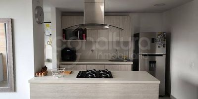 472-8259 Conaltura Inmobiliaria presenta este acogedor apartamento para arriendo de 67 m, ubicado en el exclusivo sector Chinguí de Envigado, una zona residencial tranquila, rodeada de naturaleza y con fácil acceso a vías principales y transporte público. El inmueble cuenta con 2 alcobas, 2 clósets, 2 baños, sala comedor, balcón con vista, estudio, cocina integral moderna, zona de ropas, puerta de seguridad. Además, incluye parqueadero cubierto sencillo y cuarto útil. La unidad residencial ofrece todas las comodidades portería y vigilancia 24 horas, citófono, ascensor, salón social, juegos infantiles, zonas verdes, piscina , gimnasio , juegos infantiles,  y excelente vista. Es el lugar ideal para disfrutar de un entorno familiar y tranquilo, con cercanía a Camino Verde, Universidad de Envigado y rutas de transporte.