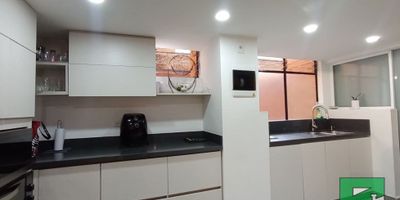 ¡Arrienda el apartamento de tus sueños en Laureles!
Ubicado en una de las zonas más exclusivas y tranquilas de Medellín, este espectacular apartamento en segundo piso (sin ascensor) te ofrece comodidad, ubicación y calidad de vida.
Amplios espacios y excelente distribución
A pocos pasos de transporte público, tiendas, supermercados y la iglesia Santa Gema
Zona con todo lo que necesitas cerca
¡Ideal para quienes buscan vivir bien ubicados y con fácil acceso a todo!



3 habitaciones
4 clóset de lino
2 baños cabinados
Sala
Comedor
Cocina integral
Espacio de estudio
Calentador
Balcón
Red de gas
Zona de ropa
Parqueadero Cubierto


NO AMOBLADO

Arrendamientos Panorama Belén: (604) 347 12 14/ 301 544 68 92
Asesora: Luisa Muñoz 301 543 66 06
