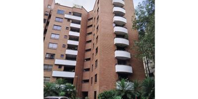 Apartamento en El Poblado, cerca al Mall Verona

Excelente apartamento ubicado en El Poblado, a pocos metros del Mall Verona, en edificio con portería 24 horas y completas zonas sociales: jacuzzi, sauna, gimnasio, juegos infantiles, salón social y zona de BBQ.

El apartamento cuenta con:

Área de 130 m²

3 alcobas, alcoba de servicio y biblioteca

Amplios espacios y excelente iluminación

Balcón con vista agradable

Parqueadero doble lineal

Ideal para quienes buscan comodidad, exclusividad y una excelente ubicación en uno de los sectores más apetecidos de El Poblado.
