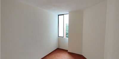 ? Se arrienda apartamento en Ciudad Salitre – Bogotá

Hermoso apartamento con excelente ubicación, detrás del Hotel Marriott, a solo una cuadra de la Av. El Dorado (Calle 26) y muy cerca de la Estación de TransMilenio El Tiempo – Cámara de Comercio.

El inmueble cuenta con 3 habitaciones, 3 baños, parqueadero cubierto, y una espectacular vista panorámica. Sus lindos acabados y espacios bien distribuidos ofrecen confort y modernidad.

? Canon de arrendamiento: $3.000.000 Incluye administración
? Ubicación: Ciudad Salitre, occidente de Bogotá
? Contrato inicial: 6 meses

Ideal para quienes buscan vivir en una zona estratégica, residencial y con excelente acceso a transporte, comercios y zonas empresariales.
