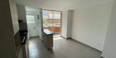 Se arrienda hermoso apartamento de 65 m², ubicado a una cuadra del parque principal de Sabaneta, en zona privilegiada con acceso rápido a supermercados, carnicerías y todo el comercio necesario.

Distribución:

2 habitaciones, cada una con closet amplio.

2 baños completos, modernos y bien terminados.

Cocina integral de diseño contemporáneo, con mesón y barra en cuarzo, ideal para compartir y con estilo elegante.

Acabados y comodidades:

Acabados de alta calidad y diseño moderno.

Balcón con vista a la calle o hacia zonas verdes, perfecto para disfrutar aire fresco.

Calentador de gas que garantiza agua caliente inmediato y ahorro.

Ubicación:

A una cuadra del parque principal de Sabaneta, lo que brinda fácil acceso al transporte público, restaurantes, cafés y zonas recreativas.

Cercano a supermercados, carnicerías, servicios en general: todo lo que necesitas al alcance de la mano.
