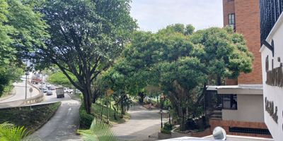 Descubre la elegancia y comodidad en este exclusivo APARTAMENTO en Arriendo ubicado en una de las zonas más prestigiosas de la ciudad. Con 3 habitaciones amplias y luminosas, 4 baños modernos y funcionales, y 250 metros cuadrados de espacio exquisitamente diseñado para tu confort. Además, cuenta con 4 parqueaderos para tu comodidad y seguridad. 

Disfruta de cada rincón de este inmueble que combina a la perfección lujo y funcionalidad. Desde sus espacios abiertos hasta sus acabados de alta calidad, cada detalle ha sido cuidadosamente pensado para brindarte una experiencia de vida inigualable. 

Todo esto por tan solo $15,000,000. No pierdas la oportunidad de vivir en un lugar que refleja tu estilo de vida sofisticado y exigente. 

Para más información o agendar una visita, contacta a Efrain Rodriguez Giraldo al número 3148944131. ¡Tu nuevo hogar te espera!