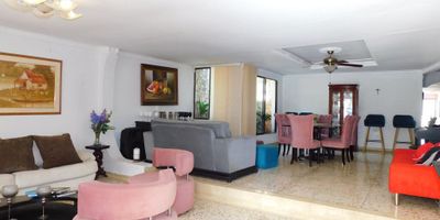 En venta – Casa  de inversión en Villa Santos, Barranquilla
Se vende  casa ubicada en el exclusivo sector de Villa Santos, con un área de 229 m². Disfruta de espacios amplios y confortables ideales para la vida familiar.
Cuenta con cocina integral, sala, comedor, 4 habitaciones, 3 baños, zona de labores, patio y una acogedora piscina interior perfecta para relajarte en casa.
Además, dispone de 2 parqueaderos, brindando comodidad y seguridad para tus vehículos.
Vive en una zona residencial tranquila, cercana a centros comerciales, parques y vías principales.
 Contáctanos para más información o para agendar tu visita.