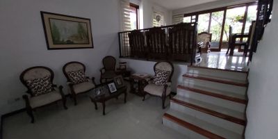 Vendo Hermosa casa Condominio San Fernando Campestre.
   
   Vendo Hermosa y amplia casa en unidad cerrada con piscina, juegos infantiles, gimnasio, zonas verdes, juegos infantiles, salón social.
   
   La casa consta de: 4 habitaciones, 4 baños, 2 salas, 2 patios, parqueadero para 4 carros, amplios pasillos, amplios jardines.
   
   Excelentes acabados, casa campestre muy iluminada.
   
   lote: 300 m2.
   
   Area construida: 196 m2
   
   Valor negociable.

   El Inmueble que buscas lo tenemos para ti